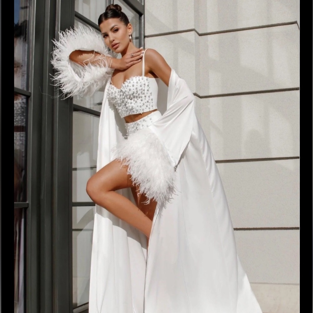 Elegant White Feathered Women's Robe
